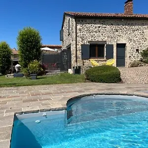  Hébergement de vacances Domaine Des Pierres D Auvergne